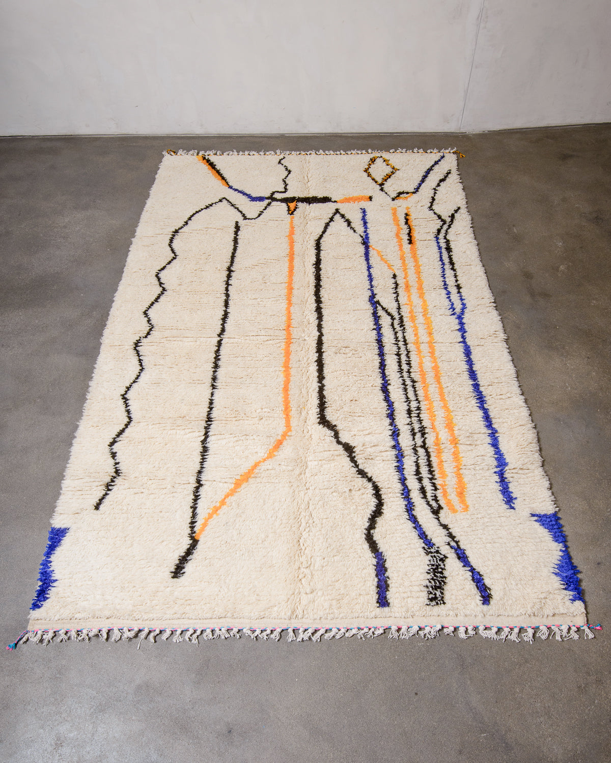 Modern designer handcrafted Berber rug from Morocco. Azilal rug with beautiful colours and patterns. Made of sheep’s wool and cotton.